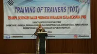 Haiyani Rumondang, saat memberikan sambutan pada acara "Training of Trainers (TOT) Terampil Berunding Dalam Pembuatan Perjanjian Kerja Bersama" di Tangerang, Banten, Sabtu (7/4/2018).