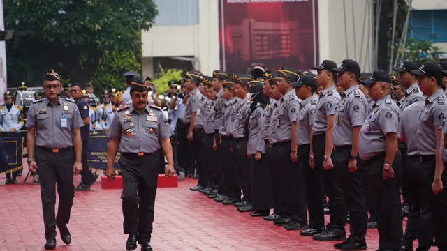 enteri Imigrasi dan Pemasyarakatan, Agus Andrianto saat memimpin Apel Besar Pengukuhan Petugas Imigrasi Pembina Desa (Pimpasa) di Jakarta