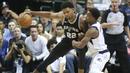 Pemain San Antonio Spurs, Rudy Gay (22) menggiring bola melewati adangan pemain Dallas Mavericks, Yogi Ferrell (11) pada laga NBA Basketball game di American Airlines Center, Dallas, (14/11/2017). Spurs menang 97-91. (AP/LM Otero)
