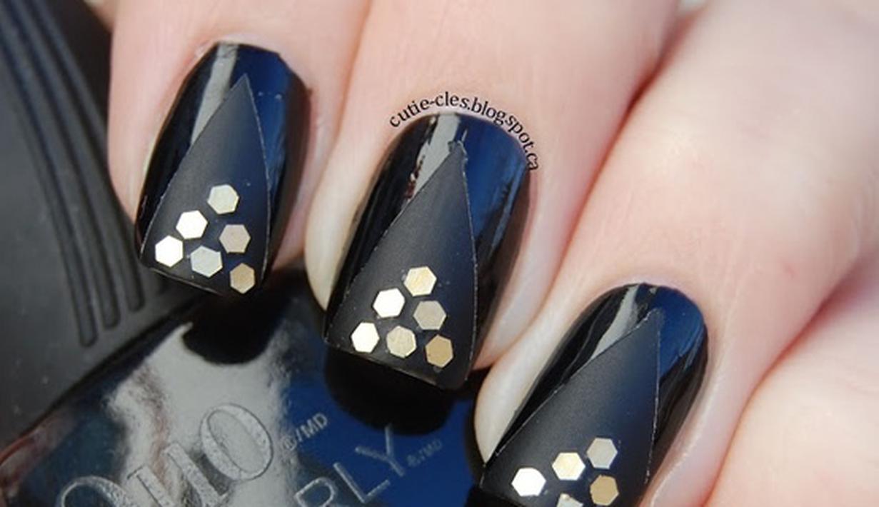 Tampil Cetar Dengan Nail Art Black and Gold Super Elegan Photo