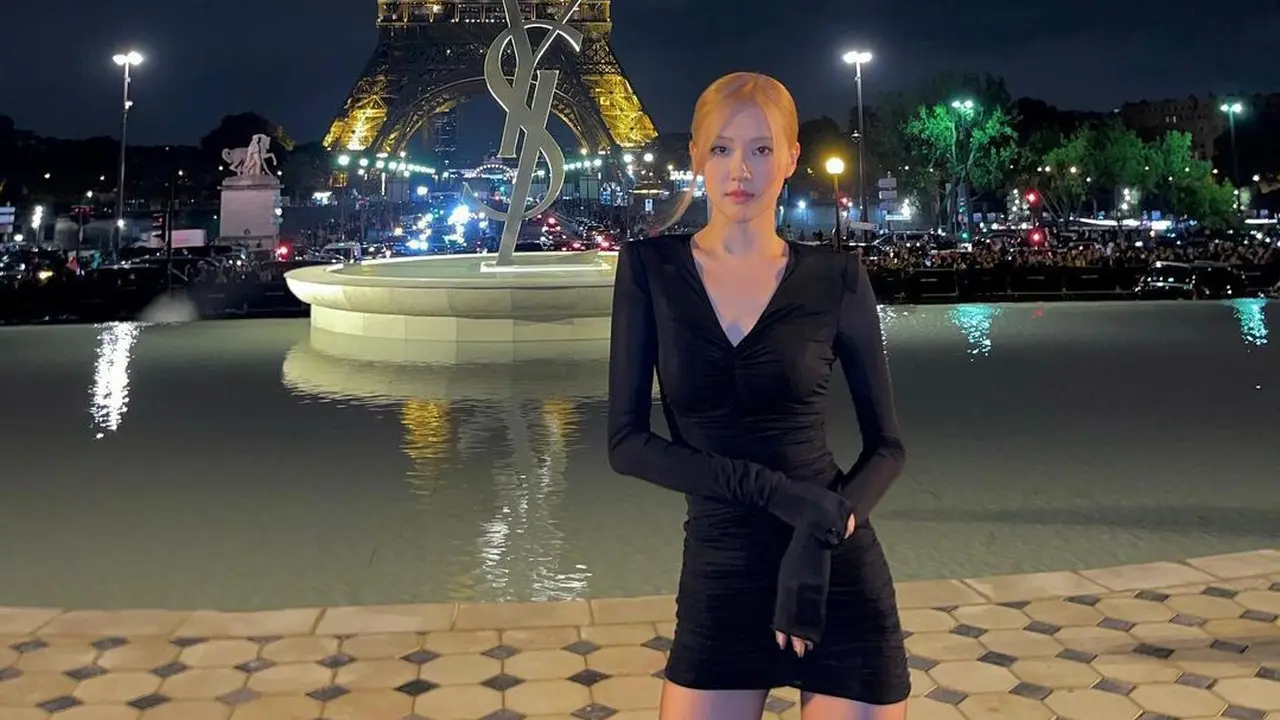 Rose Blackpink Seksi Banget Pakai Dress Hitam di Paris