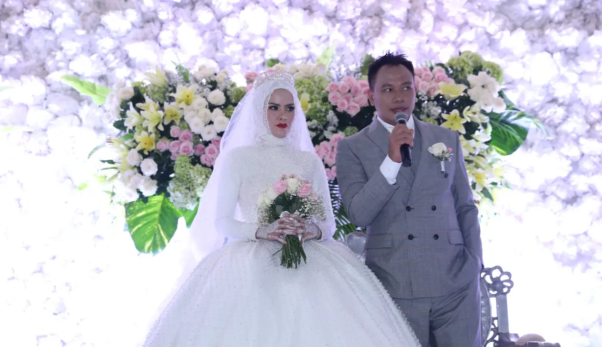 Tema classic modern diusung oleh pasangan yang sedang berbahagia ini. Nuansa putih mewarnai tempat resepsi Vicky dan Angel Lelga. Bunga-bunga warna putih juga mewarnai dalam ruangan. (Nurwahyunan/Bintang.com)