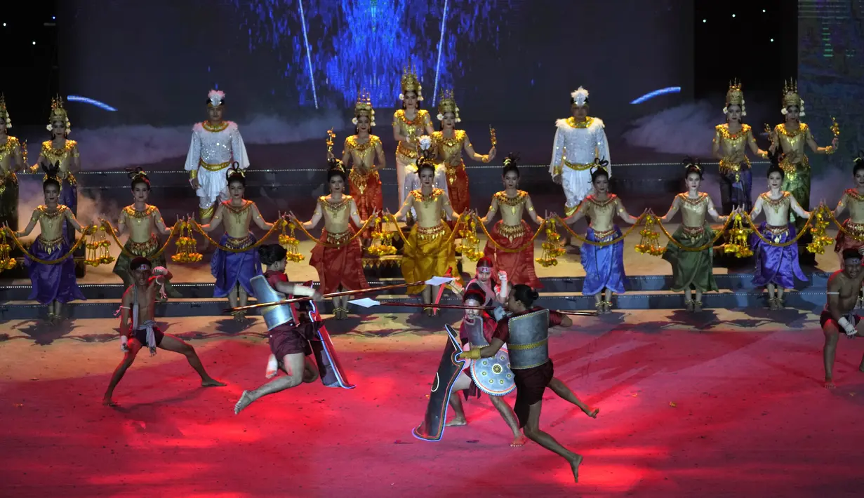 Seniman mengenakan pakaian tradisional Kamboja tampil saat dalam upacara penutupan SEA Games 2021 di Hanoi, Vietnam, 23 Mei 2022. Kamboja akan menjadi tuan rumah SEA Games 2023 mendatang. (AP Photo/Achmad Ibrahim)