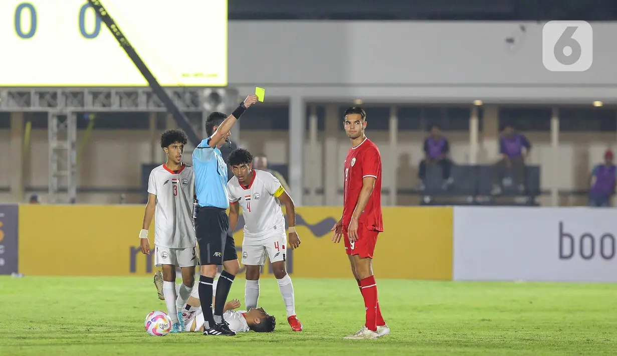 Pemain timnas Indonesia U-20, Jens Raven mendapat kartu kuning dari wasit yang memimpin pertandingan. (Liputan6.com/Angga Yuniar)