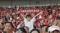 Suporter cilik membentangkan syal bertuliskan Indonesia saat menyaksikan secara langsung pertandingan Timnas Indonesia vs Jepang pada laga Grup C putaran ketiga Kualifikasi Piala Dunia 2026 Zona Asia di Stadion Utama Gelora Bung Karno, Jakarta, Jumat (15/11/2024). (Bola.com.M Iqbal Ichsan)