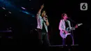 Penampilan Once Mekel (kiri) dan Dul Jaelani (kanan) saat berkolaborasi dengan grup band Dewa 19 dalam Tamagochill (its’s time to go chill) di Tennis Indoor Senayan, Jakarta Pusat, pada Kamis (21/11/2019). Kolaborasi Dewa 19, Once, Ari Lasso, dan Dul memukau penonton. (Liputan6.com/Faizal Fanani)
