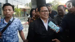 Wakil Ketua DPR RI Muhaimin Iskandar (kedua kiri) berjalan meninggalkan Gedung KPK usai pemeriksaan di Jakarta, Rabu (29/1/2020). Muhaimin yang akrab disapa Cak Imin dimintai keterangan untuk melengkapi berkas tersangka Komisaris PT Sharleen Raya JECO Group Hong Arta. (merdeka.com/Dwi Narwoko)
