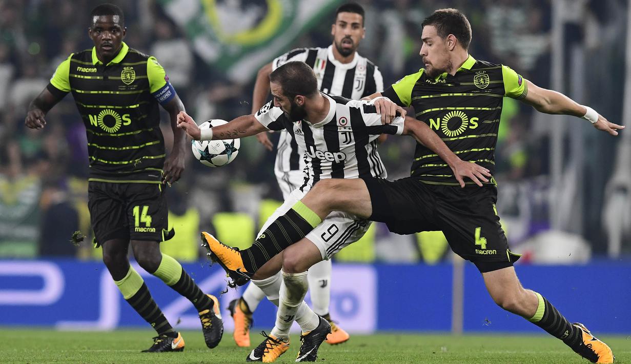 Striker Juventus, Gonzalo Higuain, berusaha melewati bek Sporting Lisbon, Sebastien Coates, pada laga Liga Champions di Stadion Allianz, Turin, Rabu (18/10/2017). Juventus menang 2-1 atas Sporting. (AFP/Miguel Medina)