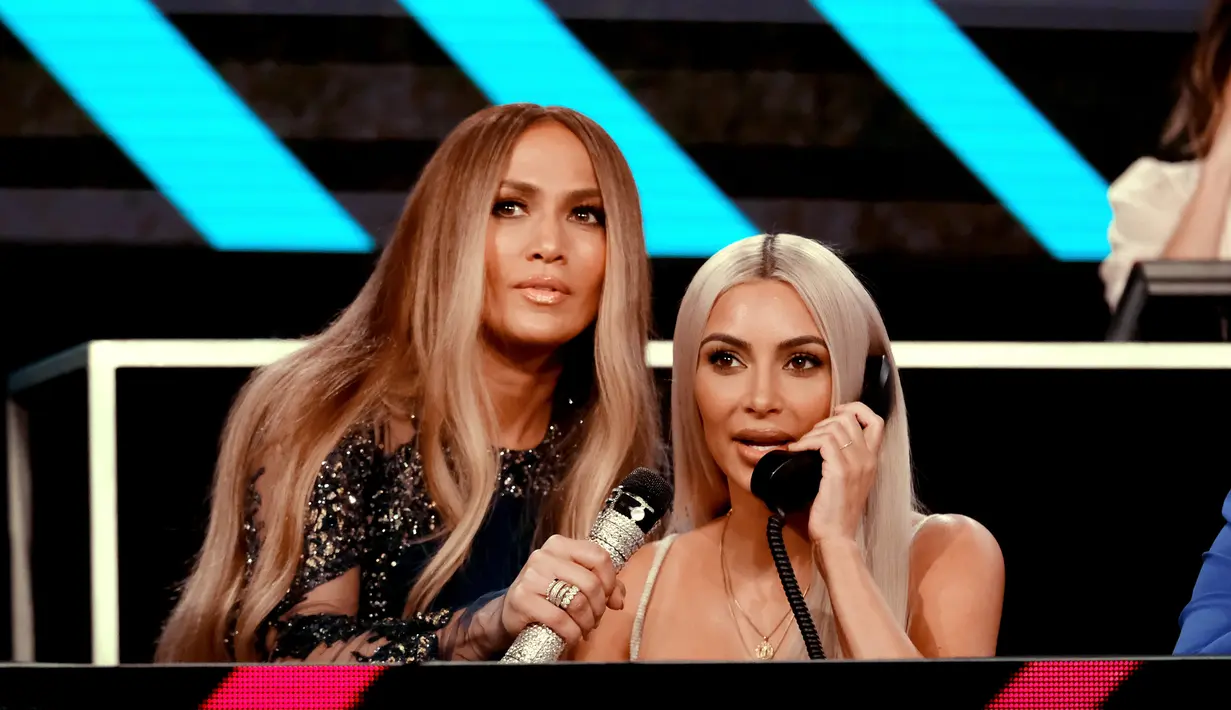 Kim Kardashian dan Jennifer Lopez reunian di acara Taco Wednesday yang diadakan J.Lo. (Life & Style)