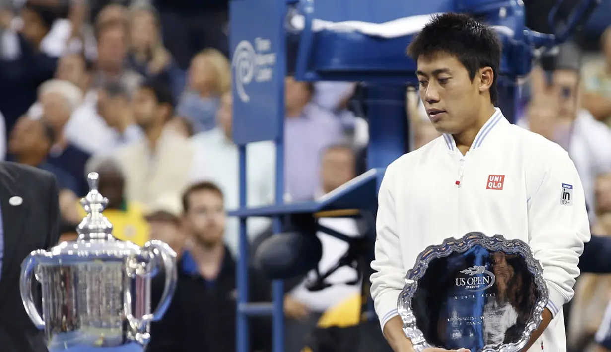Petenis Jepang, Kei Nishikori, menatap trofi US Open usai kalah di final tunggal putra US Open 2014, New York, (8/9/2014). (REUTERS/Mike Segar) 