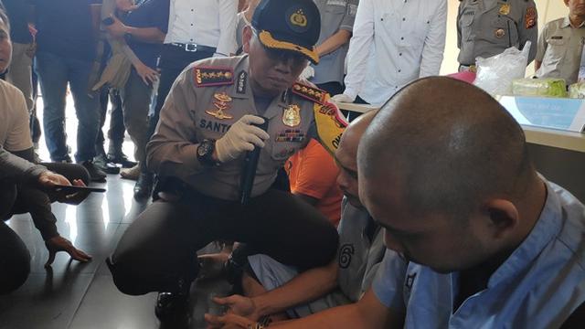 Kapolresta Pekanbaru menginterogasi tiga kurir sabu yang akan membawa barangnya ke Sumatra Barat dan Jakarta.