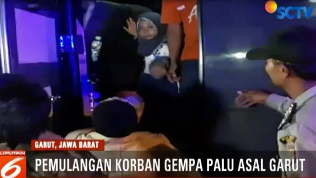 Isak Tangis Sambut Kedatangan Korban Gempa Palu di Garut
