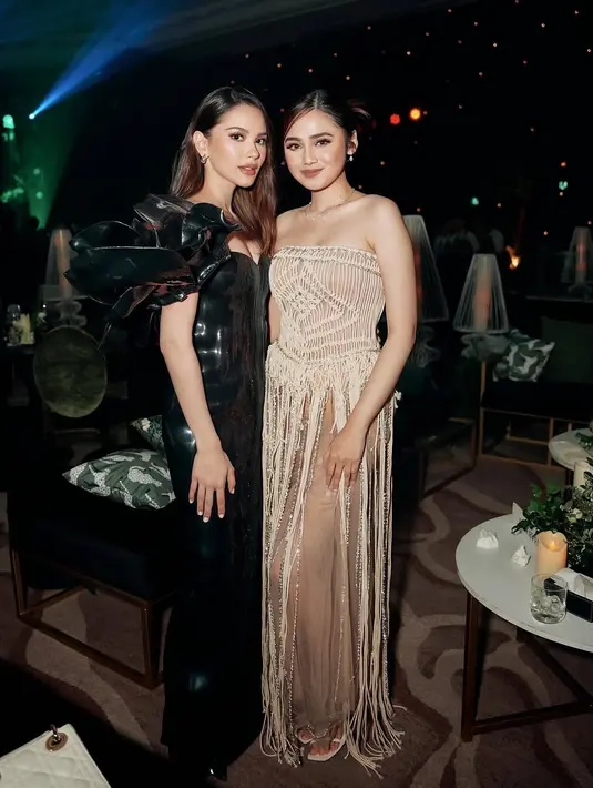 Alyssa Daguise sekali lagi membuktikan bahwa ia bukan sekadar seorang fashion enthusiast, tetapi juga seorang trendsetter yang mampu membawa busana menjadi pernyataan gaya yang autentik dan berani. [@alyssadaguise].