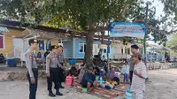 Petugas Polda Lampung menghimbau masyarakat untuk menjaga barang bawaannya saat berwisata di Pantai Pasir Putih. Foto : (Humas Polda Lampung)