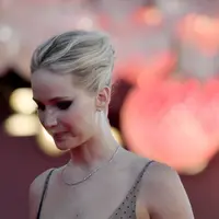 Jennifer Lawrence akhirnya buka-bukaan mengenai dirinya di acara Actors on Actors. Di sana ia membicarakan keadaan hidupnya kini bersama dengan Adam Sandler. (TIZIANA FABI / AFP)