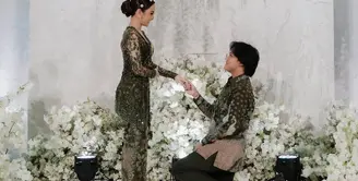 Pasangan Rizky Febian dan Mahalini resmi bertunangan. Dalam beberapa foto yang diunggah oleh akun @thebridestory di Instagram, memperlihatkan prosesi lamaran keduanya yang sungguh manis. Foto: Instagram.