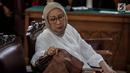 Terdakwa kasus dugaan penyebaran berita bohong atau hoaks Ratna Sarumpaet bersiap menjalani sidang putusan di Pengadilan Negeri Jakarta Selatan, Jakarta, Kamis (11/7/2019). Ratna Sarumpaet sebelumnya dituntut jaksa penuntut umum dengan pidana enam tahun penjara. (Liputan6.com/Faizal Fanani)