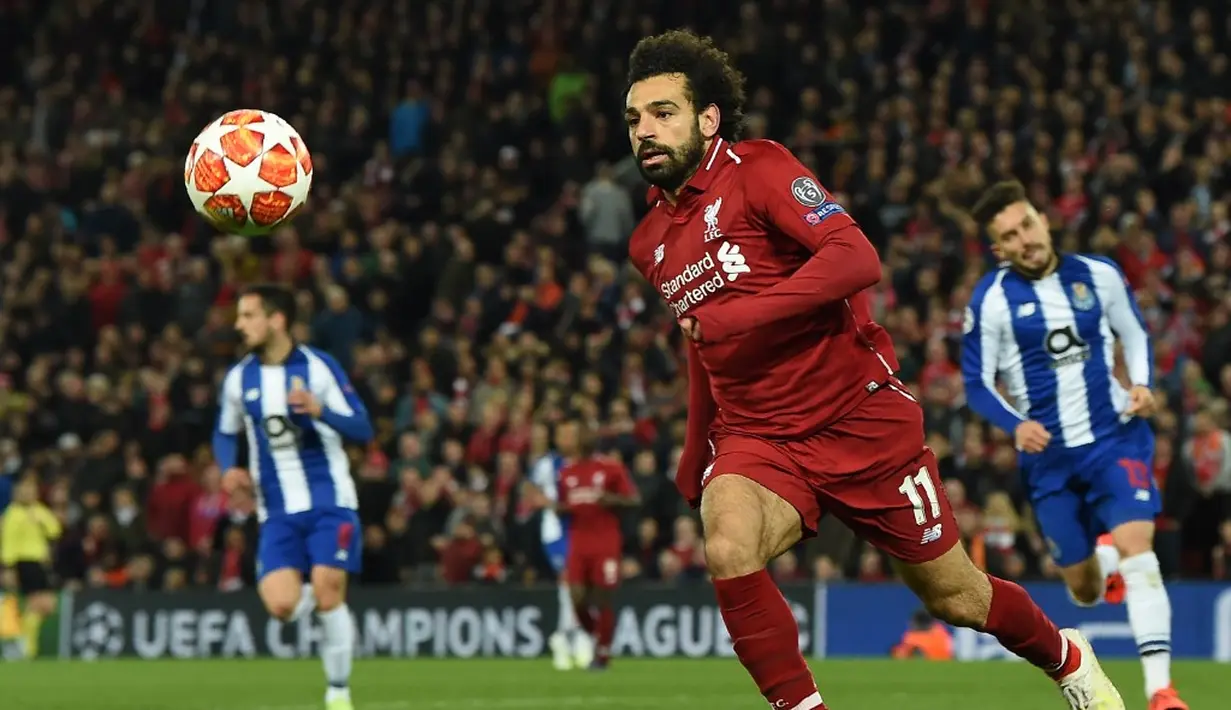 Penyerang Liverpool Mohamed Salah mengejar bola pada leg 1, babak perempat final Liga Champions yang berlangsung di Stadion Anfield, Liverpool, Rabu (10/4). Liverpool menang 2-0 atas Porto (AFP/Paul Ellis)