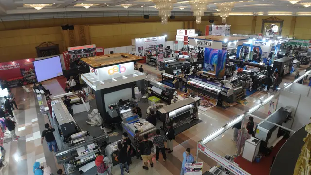 Stan pameran Apparel IAPE 2025 di Diamond Solo Convention Center Solo. (Foto: Liputan6.com/ Felek Wahyu)