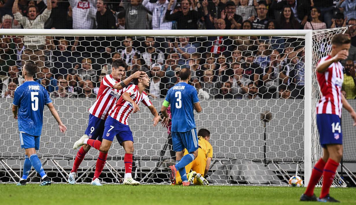 Para pemain Atletico Madrid merayakan gol yang dicetak Joao Felix ke gawang Juventus pada laga ICC di Stadion Solna, Stockholm, Sabtu (10/8). Atletico menang 2-1 atas Juventus. (AFP/Jonathan Nackstrand)