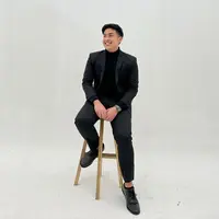 Jika kamu penggemar pria cerdas yang satu ini, kamu mungkin juga tahu bahwa Jerome Polin hobi mengenakan berbagai macam outerwear. Seperti dalam foto ini, Jerome menumpuk knitwear turtlenecknya yang berwarna hitam dengan blazer bernuansa senada, dipadu dengan celana kain, bak oppa Korea!