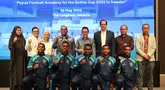 Para petinggi dari SKF dan PT Freeport Indonesia berfoto dengan para pemain dari Papua Football Academy dalam acara pendatanganan MoU antara SKF dan PT Freeport Indonesia di Hotel LangHam, Jakarta pada Senin (26/5/2025).