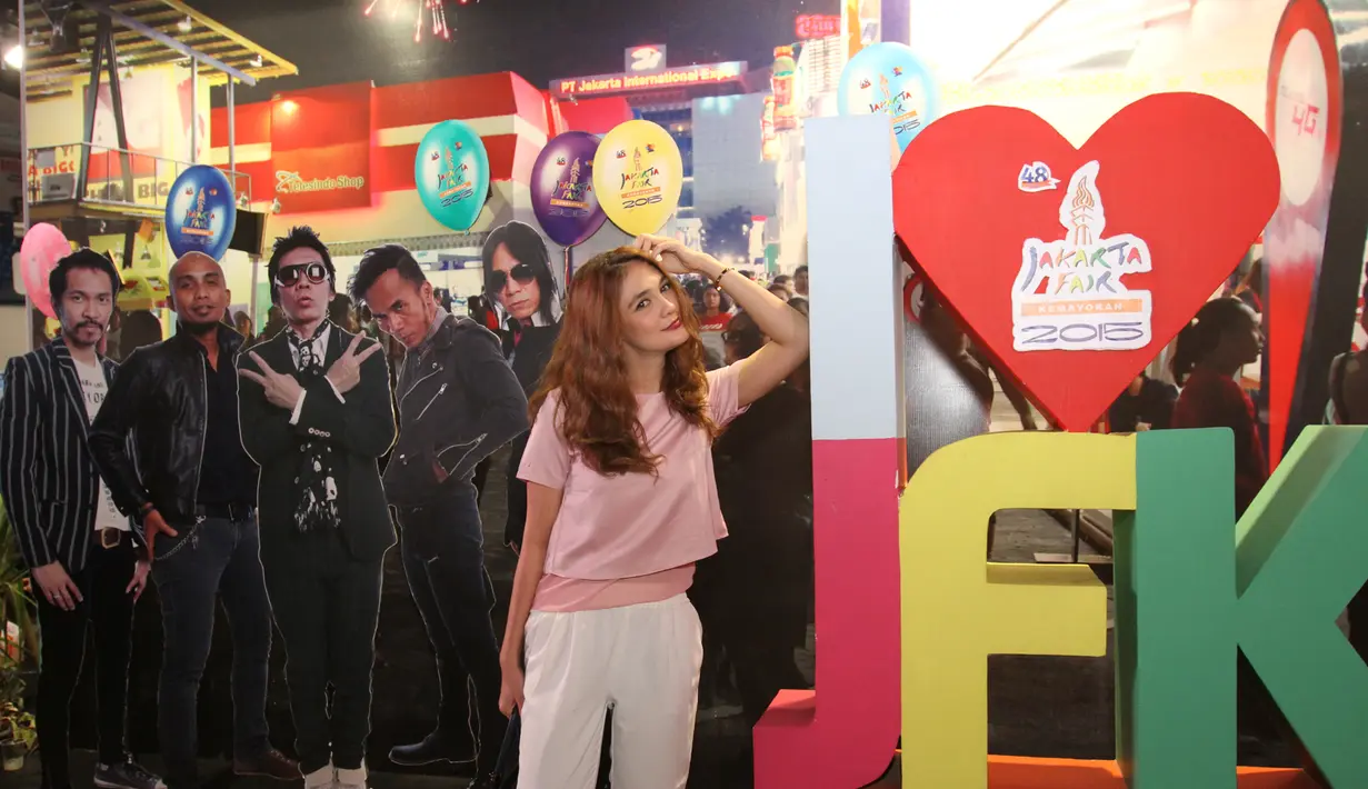 Luna menyempatkan diri mampir ke Jakarta Fair di Kemayoran karena ingin melihat sendiri keramaian di sana. (Fathan Rangkuti/Bintang.com)