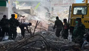 Tim SAR gabungan juga berhasil memetakan titik-titik yang diduga masih terdapat korban. Lokasi tersebut kini menjadi fokus utama pencarian. (AP Photo/Trisnadi)