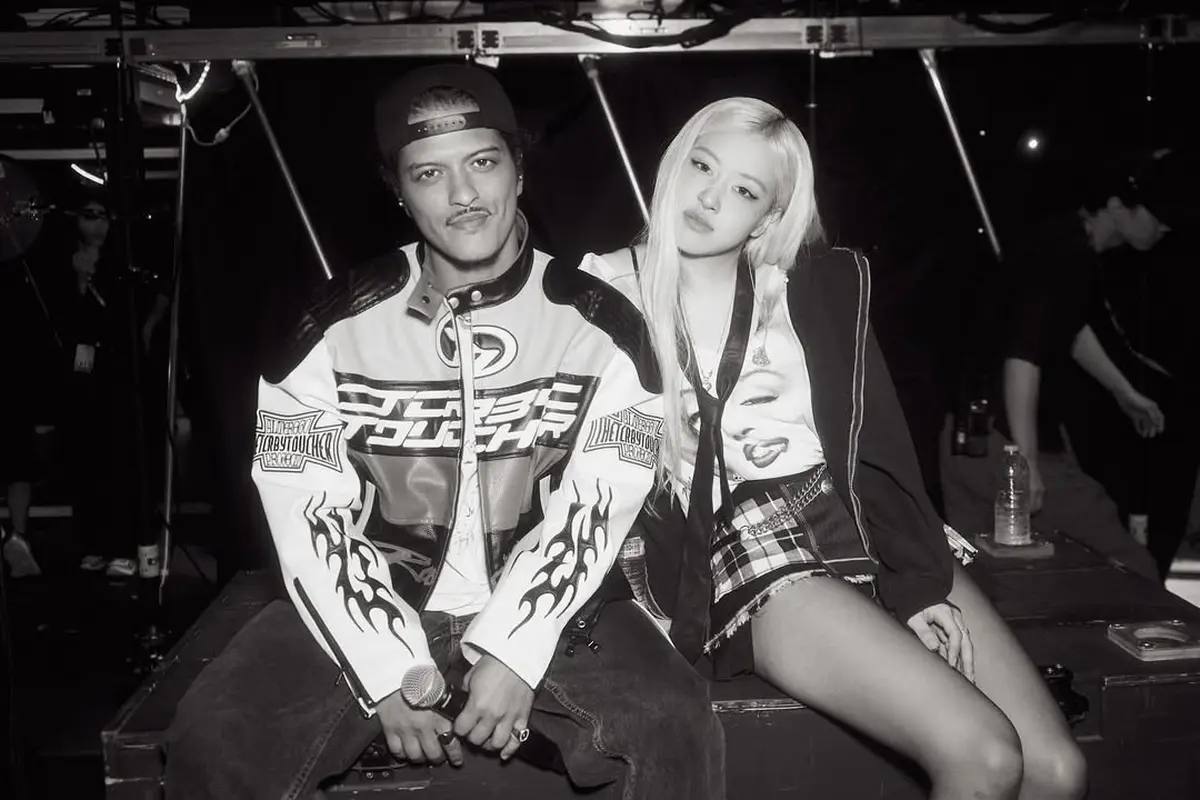 Potret Bruno Mars dan Rose Tampil Serasi di Konser BLACKPINK, Kompak Pakai Varsity Jacket Bawakan ‘APT.’ Bareng!