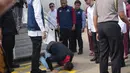 Pemerintah Indonesia melalui Kementerian Luar Negeri (Kemlu) memastikan 400 WNI yang menjadi korban eksploitasi penipuan daring di Myanmar telah berhasil dikeluarkan dari wilayah konflik Myawaddy dan dipastikan sedang dalam perjalanan kembali ke tanah air. (Tatan SYUFLANA/POOL/AFP)