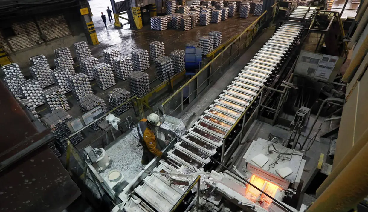 Pekerja melakukan pengecekan lempengan alumunium yang keluar dari mesin pencetak di sebuah pabrik pengecoran di Rusal Krasnoyarsk, Siberia, (8/7/2014).(REUTERS/Ilya Naymushin) 