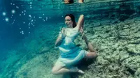 Fotografer handal dan instruktur yoga ini buat pose yoga menakjubkan di dasar laut.