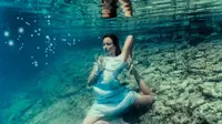 Potret Menakjubkan Yoga di Dasar Laut