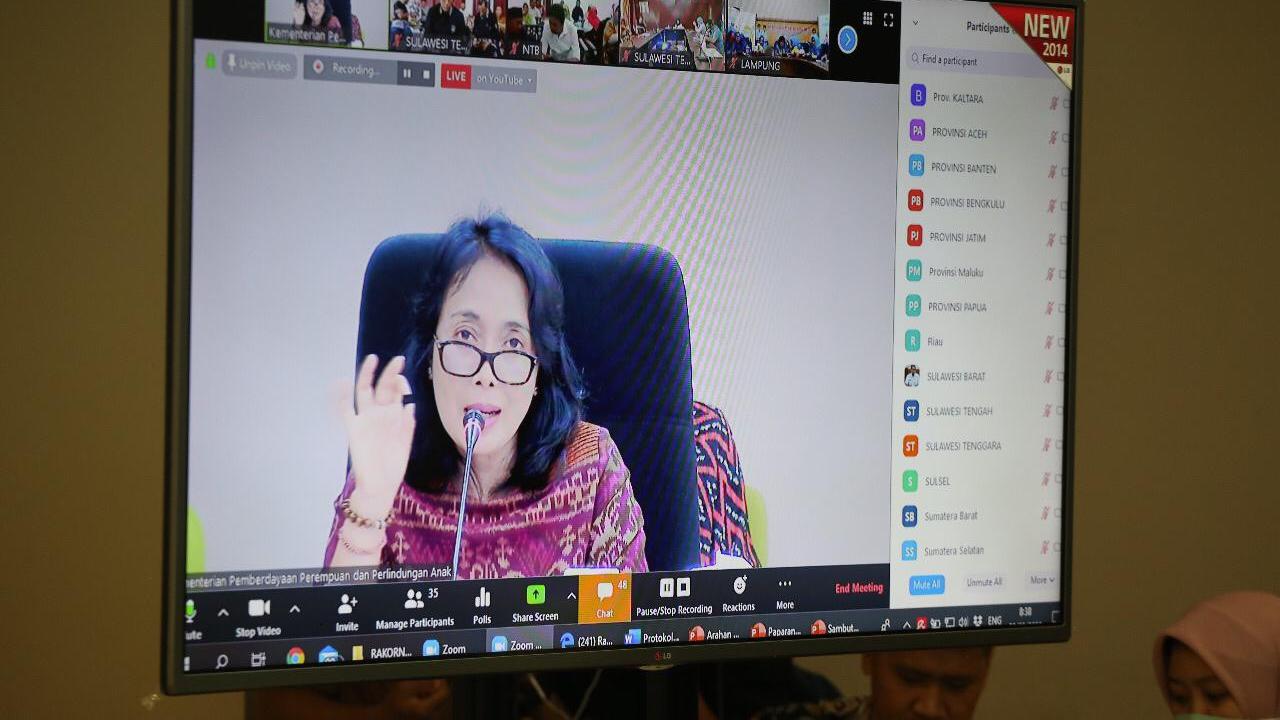 Menteri Pemberdayaan Perempuan dan Perlindungan Anak I Gusti Ayu Bintang melakukan video conference dengan 34 Kepala Dinas PPPA se-Indonesia.