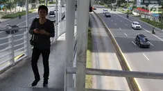 Pejalan kaki melintasi halte busway di Jalan Jenderal Sudirman, Jakarta, Selasa (5/2). Libur Tahun Baru Imlek 2019 menyebabkan ruas jalan protokol di Ibukota bebas dari kemacetan dibandingkan dengan hari biasa. (Liputan6.com/Immanuel Antonius)