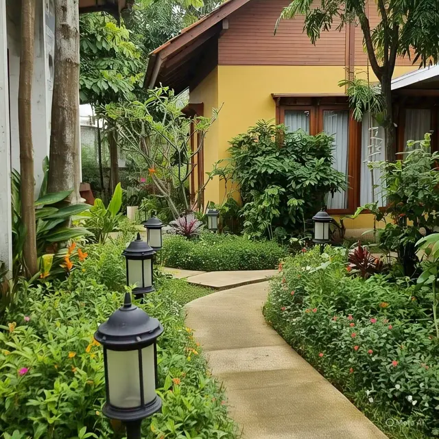 Taman dengan Jalan Setapak dan Lampu Taman