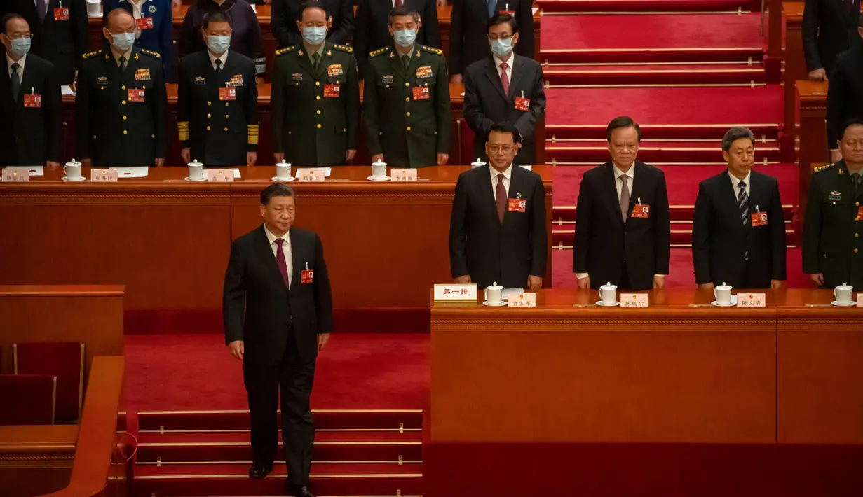 Presiden China Xi Jinping bersiap untuk mengambil sumpah dalam sebuah sesi Kongres Rakyat Nasional (NPC) di Aula Besar Rakyat di Beijing, Jumat, 10 Maret 2023. Pemimpin China Xi Jinping terpilih secara aklamasi sebagai Presiden dalam sesi Kongres Rakyat Nasional (NPC) China dan menempatkannya untuk tetap berkuasa di tengah tantangan ekonomi dan meningkatnya ketegangan dengan AS serta negara-negara lain. (AP Photo/Mark Schiefelbein)