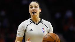 Lauren Holtkamp saat mengambil keputusan pada laga NBA Houston Rockets vs Indiana Pacers di Toyota Center, Houston, Texas (10/1/2016). (Scott Halleran/Getty Images/AFP)