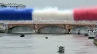 Pertunjukan kembang api berwarna bendera nasional Prancis di atas Pont d'Austerlitz saat upacara pembukaan Olimpiade Paris 2024, Prancis, 26 Juli 2024. (AFP/Damien Meyer)