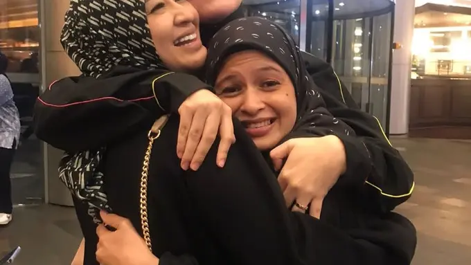 Potret Okie Agustina mendapat pelukan dari teman-temannya (Sumber: Instagram/zhialatas dan Instagram/michelladlen)