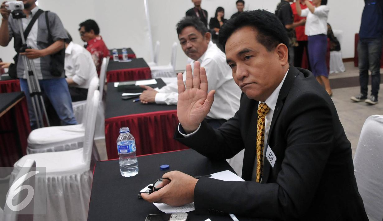 Yusril Izha Mahendra saat menghadiri acara fit and proper test untuk para balon Gubernur DKI Jakarta di DPP PDIP, Jakarta, Rabu (11/5). Sebanyak 32 peserta calon Gubernur/Wagub DKI yang mengikuti fit and proper test tersebut. (Liputan6.com/Johan Tallo)