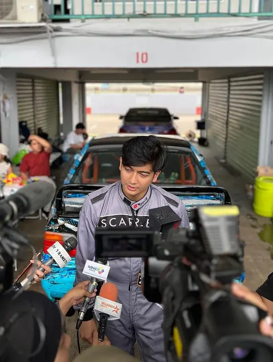 Selain lawan, dalam balapan tersebut juga harus memperhatikan mobil yang dikendarai. Mobil harus aman agar tidak terjadi hal-hal yang tidak dikehendaki. [Instagram/teukuryantr]