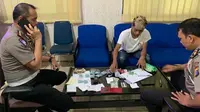 Personel Lantas Polda Riau bersama pria yang ditilang karena membawa ratusan butir ekstasi. (Liputan6.com/M Syukur)