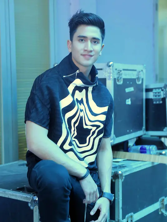 "Belum sih (pacaran), Gue masih ngejalanin aja. Tapi syukurlah kalau mama seneng," singkat Verrell Bramasta. (Nurwahyunan/Bintang.com)