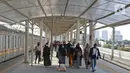 Penumpang KRL Commuter Line berjalan di peron Stasiun Manggarai, Jakarta, Minggu (26/9/2021). Jalur layang (elevated track) KRL Bogor Line di Stasiun Manggarai yang terdiri dari empat peron bagi penumpang kereta relasi tujuan Jakarta-Bogor. (Liputan6.com/Herman Zakharia)