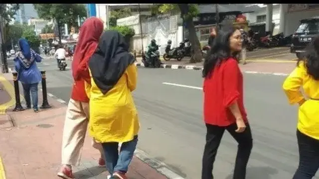 6 Momen Tak Terduga Ketemu Baju Kembar di Jalan Raya, Jadi Salting