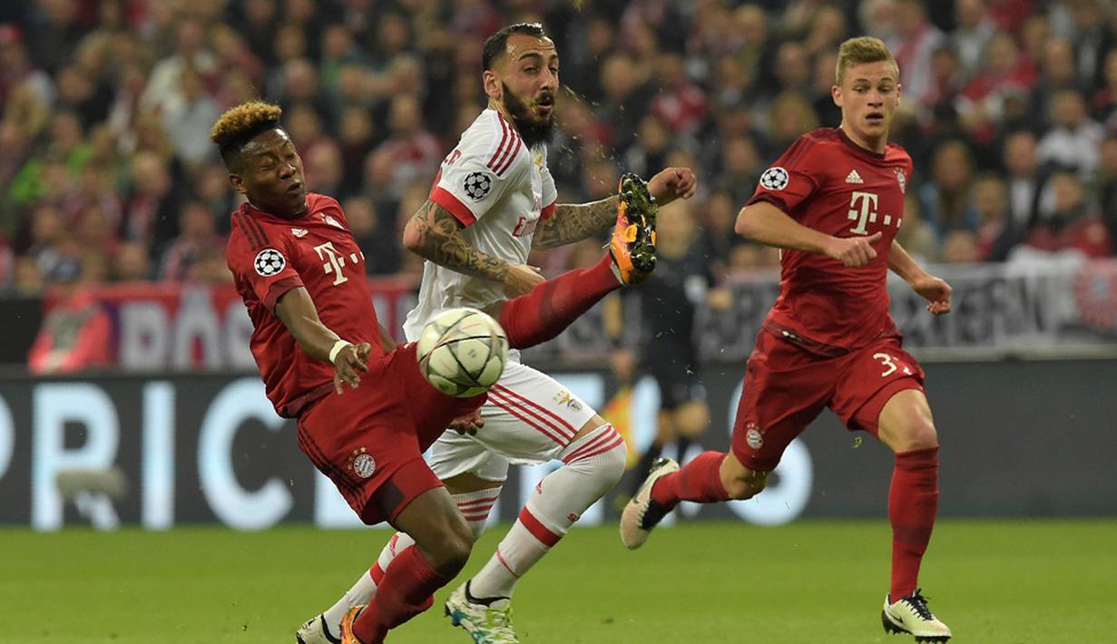 Pemain Bayern Munchen, David Alaba (kiri), berebut bola dengan pemain Benfica, Konstantinos Mitroglou, pada leg pertama babak perempat final Liga Champions, di Allianz Arena, Munchen, Rabu (6/4/2016) dini hari WIB. (AFP/Tobias Schwarz)
