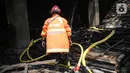 Petugas pemadam kebakaran melakukan pendingan di gedung Hailai yang terbakar di kawasan Ancol, Jakarta Utara, Selasa (5/11/2019). Gedung yang dulunya difungsikan untuk restoran dan tempat hiburan tersebut mengalami kerusakan parah dan luas di bagian lantai atas. (Liputana6.com/Faizal Fanani)