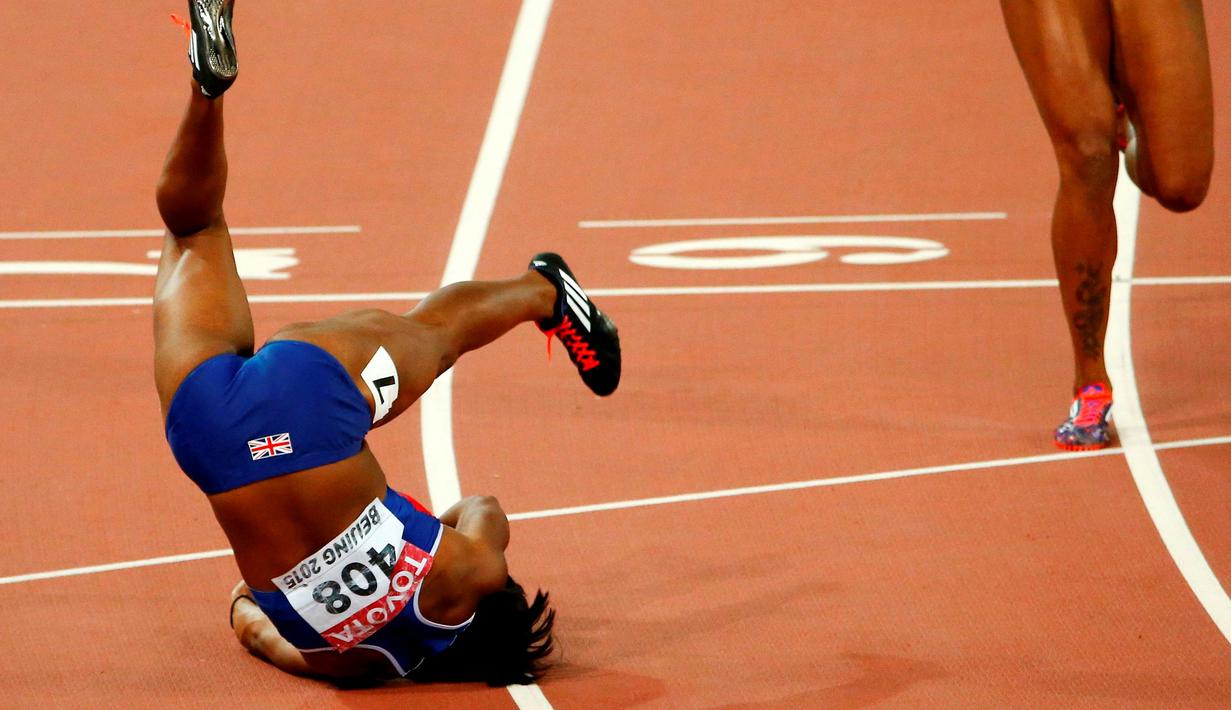 Sprinter Inggris, Tiffany Porter, terjatuh setelah melewati garis finis lari gawang 100m putri Kejuaraan Dunia Atletik 2015 di Stadion Nasional, Beijing, Tiongkok. (28/8/2015). (Reuters/David Gray)