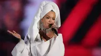 Penyanyi Rita Ora menjadi pengisi acara MTV Europe Music Awards (MTV EMA) 2017 di The SSE Arena, London, Minggu (12/11). Mantel ala jubah mandi Rita itu merupakan keluaran Palomo Spanyol untuk musim semi 2018. (Photo by Joel Ryan/Invision/AP)